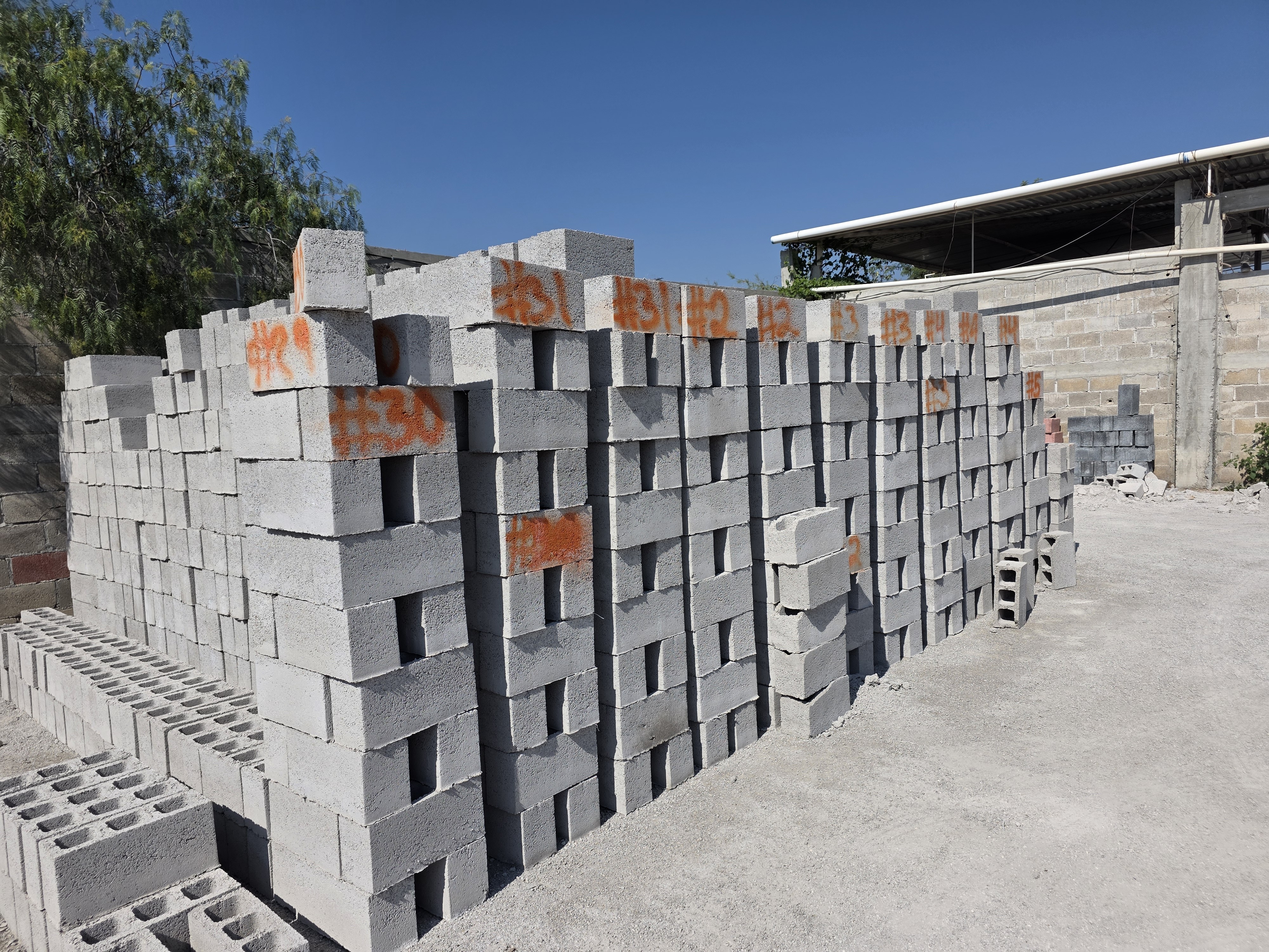 Bloques organizados en el patio de producción